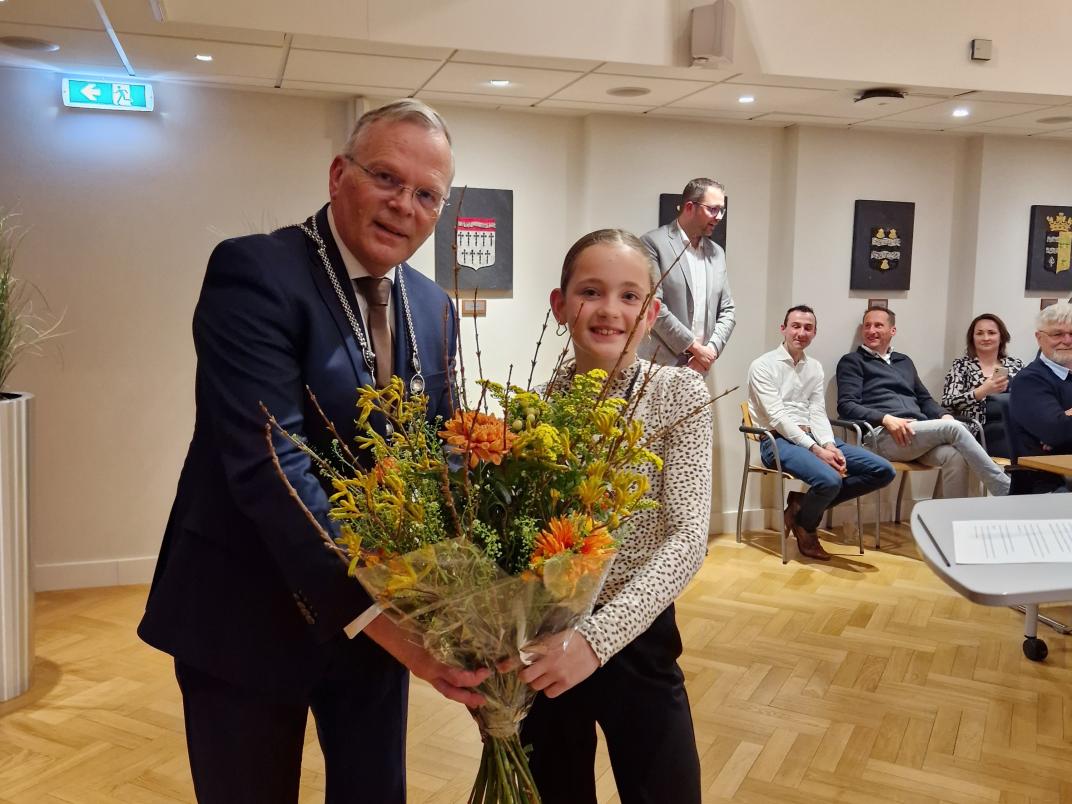 Burgemeester Jan Luteijn en kinderburgemeester Eva bij de installatie