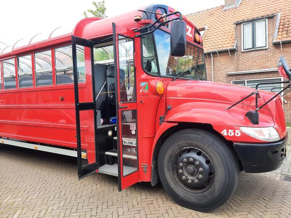 Burgemeester haalt de decorandi op met de bus