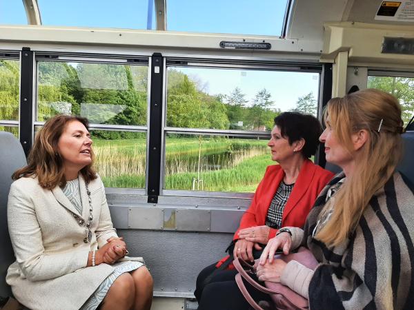Burgemeester haalt de decorandi op met de bus